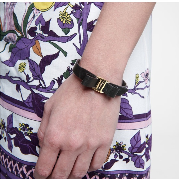 Authentic Salvatore Ferragamo Vara Bow Black Leather Bracelet - Picture 3 of 8